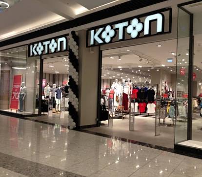Стеклянная витрина и вход в магазин Koton в ТЦ «Ривьера»
